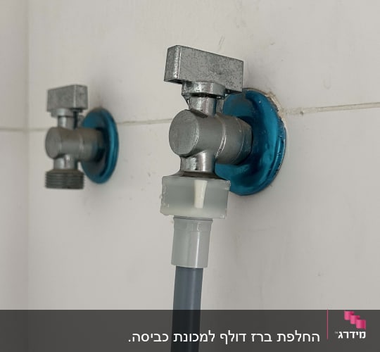 ברזי מים עם צינור מחובר לקיר